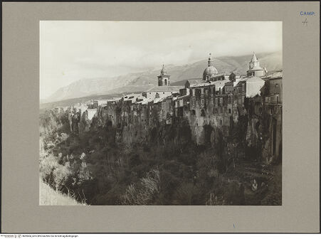 Vorderseite von Hutzel, Max [https://www.deutsche-digitale-bibliothek.de/content/lizenzen/rv-fz/] Stadtansicht, bh085666_recto. Foto: Hutzel, Max.