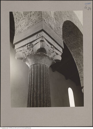 Vorderseite von Hutzel, Max [https://www.deutsche-digitale-bibliothek.de/content/lizenzen/rv-ez/] KapitelleDrittes Kapitell rechts - Seitenansicht, bh085682_recto. Foto: Hutzel, Max.