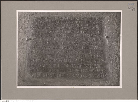 Vorderseite von Hutzel, Max [https://www.deutsche-digitale-bibliothek.de/content/lizenzen/rv-ez/] Weihinschrift - Gesamtansicht, bh085685_recto. Foto: Hutzel, Max.