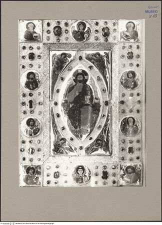 Vorderseite von Hutzel, Max [https://www.deutsche-digitale-bibliothek.de/content/lizenzen/rv-ez/] Einband des Evangeliars bischofs Alfanus - Majestas Domini, bh085690_recto. Foto: Hutzel, Max.