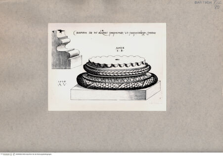 Vorderseite von  [http://creativecommons.org/publicdomain/mark/1.0/] Säulenbasis - , bh085864. Foto.