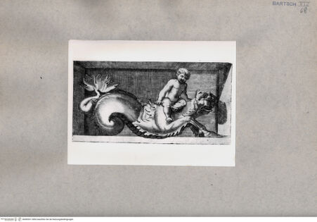 Vorderseite von  [http://creativecommons.org/publicdomain/mark/1.0/] Putto auf einem Drachen - , bh085931. Foto.