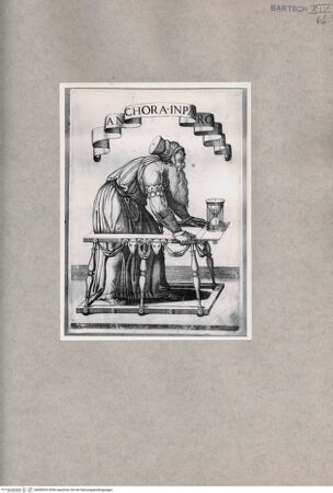 Vorderseite von  [http://creativecommons.org/publicdomain/mark/1.0/] Alter Mann in einem Laufgestell mit Sanduhr - , bh085945. Foto.