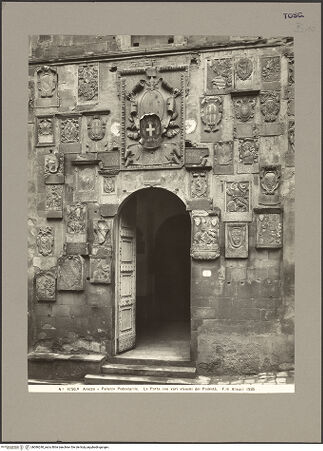 Vorderseite von Alinari [https://www.deutsche-digitale-bibliothek.de/content/lizenzen/rv-ez/] Palazzo Pretorio - Fassade zur Via dei Pileati, Detail: Eingang, bh086240_recto. Foto.