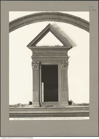 Vorderseite von Alinari [https://www.deutsche-digitale-bibliothek.de/content/lizenzen/rv-ez/] Santissima AnnunziataInnenfassade und Atrium - Fenster des Atriums, bh086339_recto. Foto.