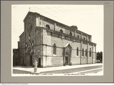 Vorderseite von Alinari [https://www.deutsche-digitale-bibliothek.de/content/lizenzen/rv-ez/] Duomo - Ansicht von Südwesten, bh086382_recto. Foto.