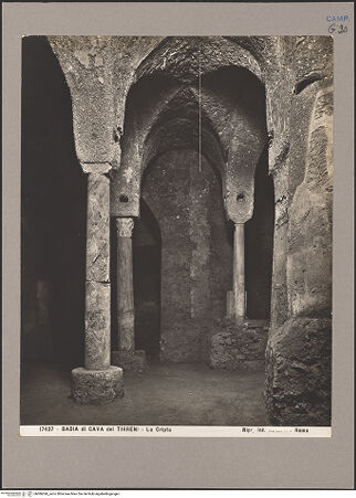 Vorderseite von Anderson [https://www.deutsche-digitale-bibliothek.de/content/lizenzen/rv-ez/] Abbazia della Trinità di CavaKryptaLangobardischer Friedhof - Gewölbe im Zentrum, bh086596_recto. Foto.