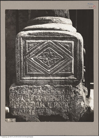 Vorderseite von unbekannt [https://www.deutsche-digitale-bibliothek.de/content/lizenzen/rv-fz/] CattedraleSüdseite und Südquerhaus - Loggia, Säulenbasis links, bh087015_recto. Foto.