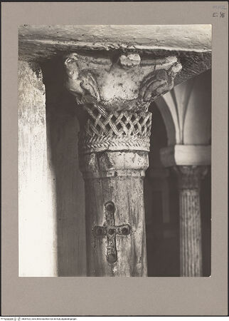 Vorderseite von unbekannt [https://www.deutsche-digitale-bibliothek.de/content/lizenzen/rv-fz/] Kapitelle der KryptaKapitell D6 - Gesamtansicht, bh087022_recto. Foto.