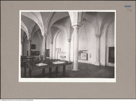 Vorderseite von Sopr. BAS NA [https://www.deutsche-digitale-bibliothek.de/content/lizenzen/rv-ez/] Abbazia della Trinità di CavaMittelalterlicher Saal - Blick zur Nordwestseite, bh087826_recto. Foto.