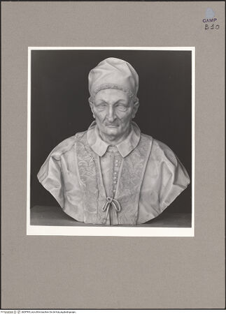 Vorderseite von Sopr. BAS NA [https://www.deutsche-digitale-bibliothek.de/content/lizenzen/rv-ez/] Büste des Papstes Benedikt XIII (Pierfrancesco Orsini) - Frontalansicht, bh087893_recto. Foto.