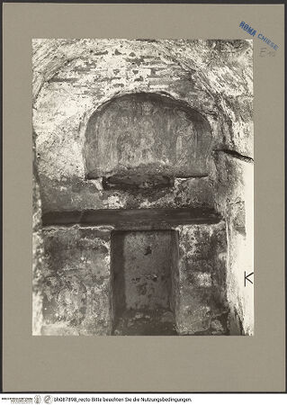 Vorderseite von Bibliotheca Hertziana [https://www.deutsche-digitale-bibliothek.de/content/lizenzen/rv-fz/] Sant'Urbano alla Caffarella - Altar mit Nische, bh087898_recto. Foto.