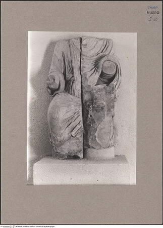 Vorderseite von Sopr. BAS NA [https://www.deutsche-digitale-bibliothek.de/content/lizenzen/rv-ez/] Statue Friedrichs II. - Frontalansicht, bh088086_recto. Foto.