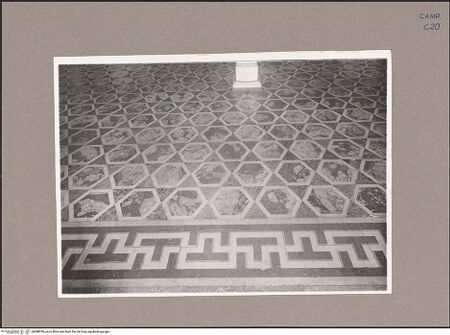 Vorderseite von Sopr. BAS NA [https://www.deutsche-digitale-bibliothek.de/content/lizenzen/rv-ez/] Palazzo RealeSala di Marte - Fußboden, bh088090_recto. Foto.