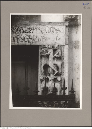 Vorderseite von Hutzel, Max [https://www.deutsche-digitale-bibliothek.de/content/lizenzen/rv-ez/] Seitenportal mit alttestamentlichen SzenenRechter Pfosten - Rechter Pfosten, Detail: Samson tötet den Löwen mit seinen bloßen Händen, bh088351_recto. Foto: Hutzel, Max.