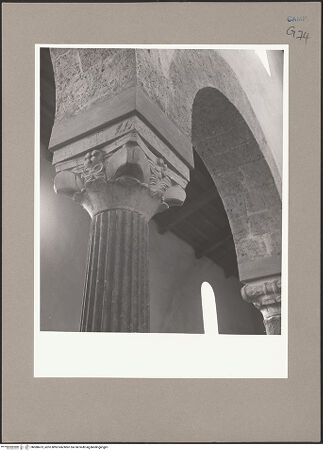 Vorderseite von Hutzel, Max [https://www.deutsche-digitale-bibliothek.de/content/lizenzen/rv-ez/] KapitelleDrittes Kapitell rechts - Seitenansicht, bh088473_recto. Foto: Hutzel, Max.