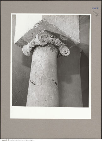 Vorderseite von Hutzel, Max [https://www.deutsche-digitale-bibliothek.de/content/lizenzen/rv-ez/] SkulpturKapitelle der Krypta - Gesamtansicht, bh088535_recto. Foto: Hutzel, Max.