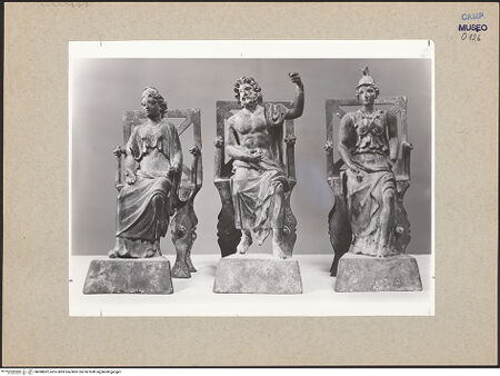 Vorderseite von Deutsches Archäologisches Institut Rom [https://www.deutsche-digitale-bibliothek.de/content/lizenzen/rv-ez/] Kapitolinische Trias - Gesamtansicht, bh088822_recto. Foto.