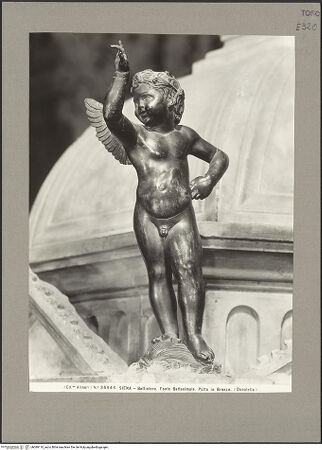 Vorderseite von Alinari [https://www.deutsche-digitale-bibliothek.de/content/lizenzen/rv-ez/] TaufbrunnenVier tanzende und musizierende BronzeengelTanzender Putto - Gesamtansicht, bh089110_recto. Foto.
