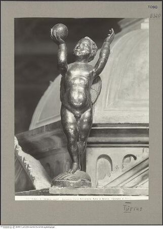 Vorderseite von Alinari [https://www.deutsche-digitale-bibliothek.de/content/lizenzen/rv-ez/] TaufbrunnenVier tanzende und musizierende BronzeengelTanzender Putto mit Kugel - Gesamtansicht, bh089111_recto. Foto.