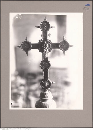 Vorderseite von Sopr. L'Aquila [https://www.deutsche-digitale-bibliothek.de/content/lizenzen/rv-ez/] Doppelseitiges Prozessionskreuz - Rückseite, bh089618_recto. Foto.