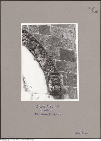 Vorderseite von Ranke [https://www.deutsche-digitale-bibliothek.de/content/lizenzen/rv-ez/] Archivolte des Hauptportals - Rechte Seite und rechte Konsole, bh090630_recto. Foto: Ranke.