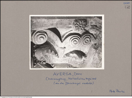 Vorderseite von Ranke [https://www.deutsche-digitale-bibliothek.de/content/lizenzen/rv-ez/] Kapitelle des Chorumgangs - Halbsäulenkapitell, heute innerhalb der barocken Orgeltribüne, Detail, bh090643_recto. Foto: Ranke.