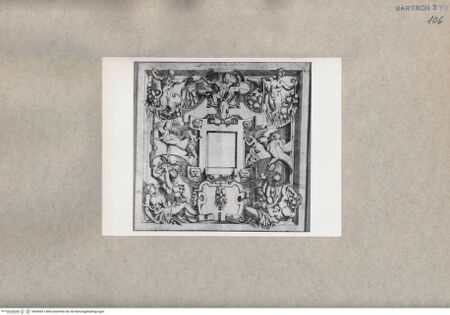 Vorderseite von  [http://creativecommons.org/publicdomain/mark/1.0/] Ornament - , bh090657. Foto.