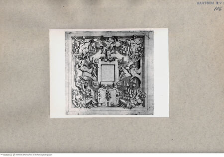 Vorderseite von  [http://creativecommons.org/publicdomain/mark/1.0/] Ornament - , bh090658. Foto.