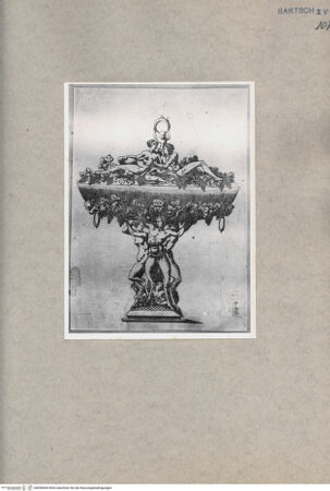 Vorderseite von  [http://creativecommons.org/publicdomain/mark/1.0/] Vase von Frauen und Männern getragen, mit Weinreben verziert - , bh090669. Foto.