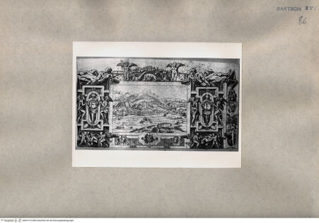 Vorderseite von  [http://creativecommons.org/publicdomain/mark/1.0/] Ornament - , bh091015. Foto.