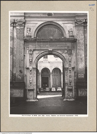 Vorderseite von Alinari [https://www.deutsche-digitale-bibliothek.de/content/lizenzen/rv-ez/] Portal zum Hof - Gesamtansicht, bh091643_recto. Foto.