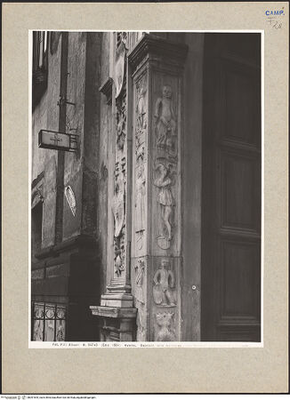 Vorderseite von Alinari [https://www.deutsche-digitale-bibliothek.de/content/lizenzen/rv-ez/] Portal zum Hof - Linker Pfosten, Detail, bh091644_recto. Foto.