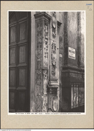 Vorderseite von Alinari [https://www.deutsche-digitale-bibliothek.de/content/lizenzen/rv-ez/] Portal zum Hof - Rechter Pfosten, Detail, bh091645_recto. Foto.