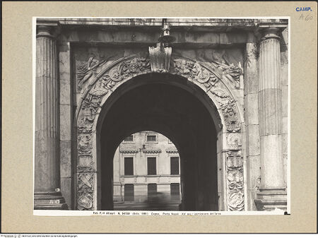 Vorderseite von Alinari [https://www.deutsche-digitale-bibliothek.de/content/lizenzen/rv-ez/] Porta Napoli - Teilansicht, bh091652_recto. Foto.