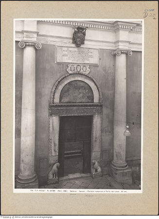 Vorderseite von Alinari [https://www.deutsche-digitale-bibliothek.de/content/lizenzen/rv-ez/] Porta dei Leoni (Portal des Atriums) - Gesamtansicht von oben, bh091657_recto. Foto.