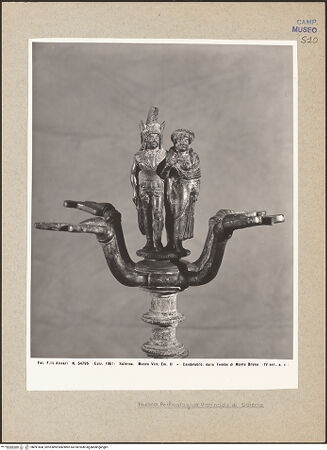 Vorderseite von Alinari [https://www.deutsche-digitale-bibliothek.de/content/lizenzen/rv-ez/] Kronleuchter mit Paar (aus dem Grab des Monte Pruno) - Gesamtansicht, bh091668_recto. Foto.