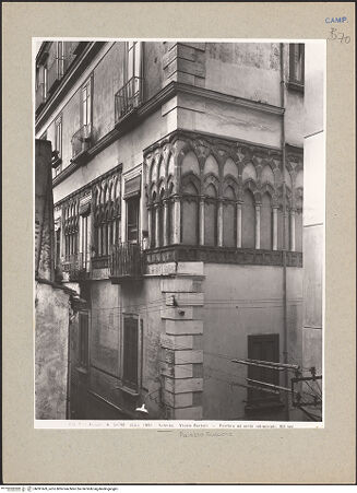 Vorderseite von Alinari [https://www.deutsche-digitale-bibliothek.de/content/lizenzen/rv-ez/] Palazzo Fruscione - Südöstliche Ecke, bh091669_recto. Foto.