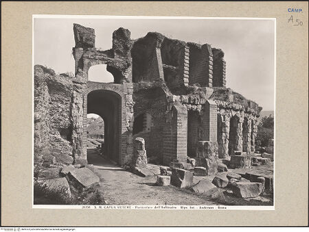 Vorderseite von Alinari [https://www.deutsche-digitale-bibliothek.de/content/lizenzen/rv-ez/] Anfiteatro Campano - Äußeres, Detail, bh091673_recto. Foto.