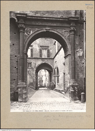 Vorderseite von Alinari [https://www.deutsche-digitale-bibliothek.de/content/lizenzen/rv-ez/] Palazzo del GovernoFassade zur Via Ciriaco Pizzecolli - Portal zum Hof, bh091834_recto. Foto.