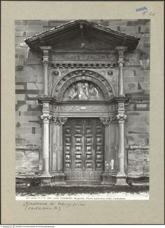 Vorderseite von Alinari [https://www.deutsche-digitale-bibliothek.de/content/lizenzen/rv-ez/] Ehemaliges Hauptportal der Nordfassade mit Überdachung - Gesamtansicht frontal, bh092086_recto. Foto.