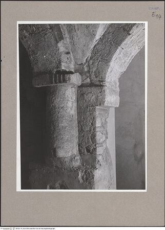 Vorderseite von Bibliotheca Hertziana [https://www.deutsche-digitale-bibliothek.de/content/lizenzen/rv-ez/] Santa Maria de Episcopio - Innenansicht, Detail, bh092119_recto. Foto.