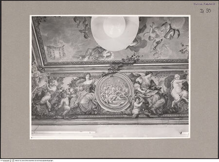 Vorderseite von DAI [https://www.deutsche-digitale-bibliothek.de/content/lizenzen/rv-fz/] Allegorische Szenen - Untere Längsseite: Allegorien der Bildhauerkunst und der Musik und Medaillon mit antiker Kampfszene, bh092142_recto. Foto.