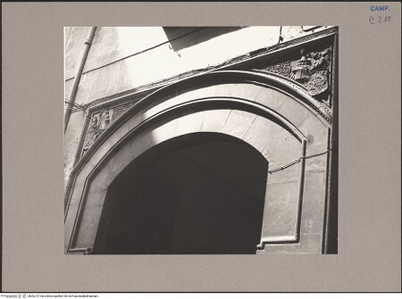 Vorderseite von Neri, Alfredo (Napoli) [https://www.deutsche-digitale-bibliothek.de/content/lizenzen/rv-ez/] Palazzo Bonifacio - Portal, Detail: Bogen, bh092157_recto. Foto: Neri, Alfredo.