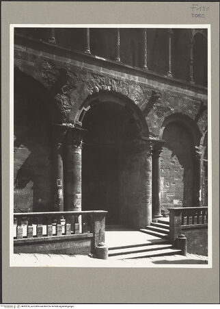 Vorderseite von ICCD [https://www.deutsche-digitale-bibliothek.de/content/lizenzen/rv-ez/] Hauptportal - Gesamtansicht, bh092250_recto. Foto.