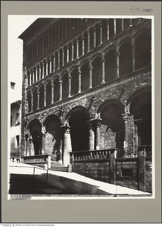 Vorderseite von ICCD [https://www.deutsche-digitale-bibliothek.de/content/lizenzen/rv-ez/] Pieve di Santa MariaWestfassade - Seitenansicht von Südwesten, bh092251_recto. Foto.