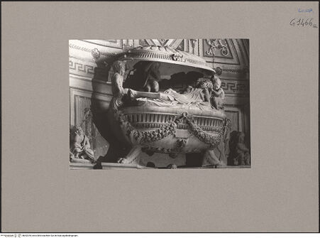 Vorderseite von Neri, Alfredo [https://www.deutsche-digitale-bibliothek.de/content/lizenzen/rv-ez/] Grabmal des Andrea Bonifacio - Detail: Sarkophagus, bh092294_recto. Foto: Neri, Alfredo.