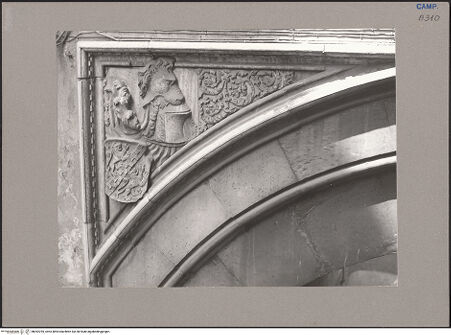 Vorderseite von Neri, Alfredo (Napoli) [https://www.deutsche-digitale-bibliothek.de/content/lizenzen/rv-ez/] Palazzo Bonifacio - Portal, Detail: Zwickel mit dem Wappen der Familie Bonifacio (links), bh092295_recto. Foto: Neri, Alfredo.