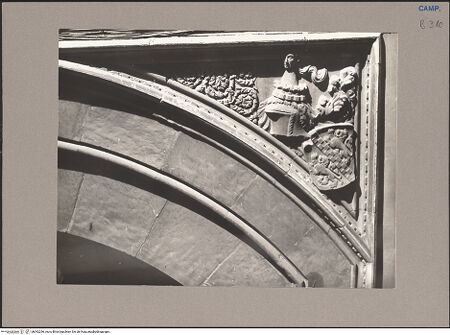 Vorderseite von Neri, Alfredo (Napoli) [https://www.deutsche-digitale-bibliothek.de/content/lizenzen/rv-ez/] Palazzo Bonifacio - Portal, Detail: Zwickel mit dem Wappen der Familie Bonifacio (rechts), bh092296_recto. Foto: Neri, Alfredo.