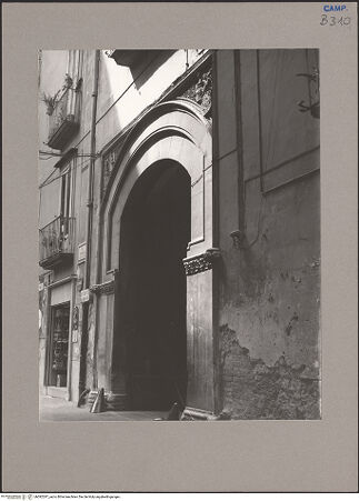 Vorderseite von Neri, Alfredo (Napoli) [https://www.deutsche-digitale-bibliothek.de/content/lizenzen/rv-ez/] Palazzo Bonifacio - Fassade, Detail: Portal, bh092297_recto. Foto: Neri, Alfredo.